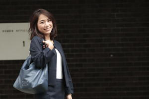 スーツ美人のバッグの中身を見せて 広告代理店勤務 髙峯寿美さん Oggi Jp Oggi Jp