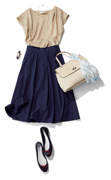 紺フレアスカート×ベージュブラウス