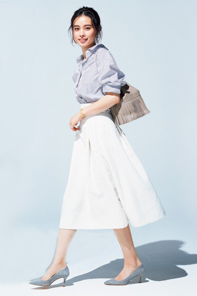 青白ストライプシャツ×白スカート