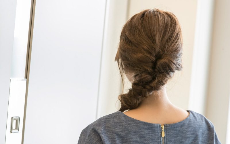 時間はかけず簡単に まとめ髪 ロングヘア特集 仕事に集中できるアップヘアから きれいめまとめ髪まで Oggi Jp