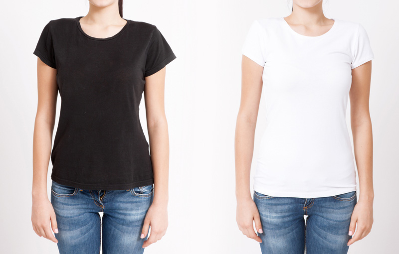 白と黒のTシャツ女性