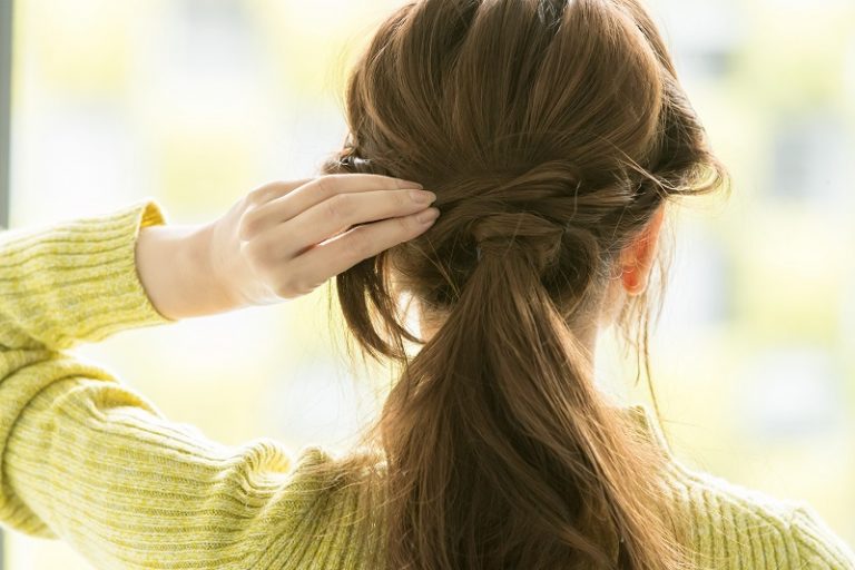 時間はかけず簡単に まとめ髪 ロングヘア特集 仕事に集中できるアップヘアから きれいめまとめ髪まで Oggi Jp Oggi Jp