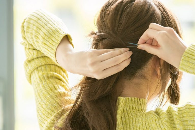 時間はかけず簡単に まとめ髪 ロングヘア特集 仕事に集中できるアップヘアから きれいめまとめ髪まで Oggi Jp