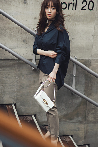 堅い印象になってない 秋冬のネイビーコーデ35選 洒落感たっぷりに着るアイテムや色合わせを確認 Oggi Jp Oggi Jp