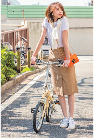 白Tシャツ×チノ風スカート×白スニーカー