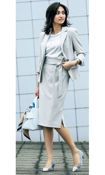 【女っぽ・スーツ】を極めるための4カ条とは？｜春夏・通勤スーツ | Oggi.jp