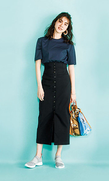【1】ロング丈の黒タイトスカート×ネイビーTシャツのIラインコーデ