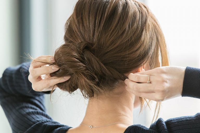 時間はかけず簡単に まとめ髪 ロングヘア特集 仕事に集中できるアップヘアから きれいめまとめ髪まで Oggi Jp Oggi Jp