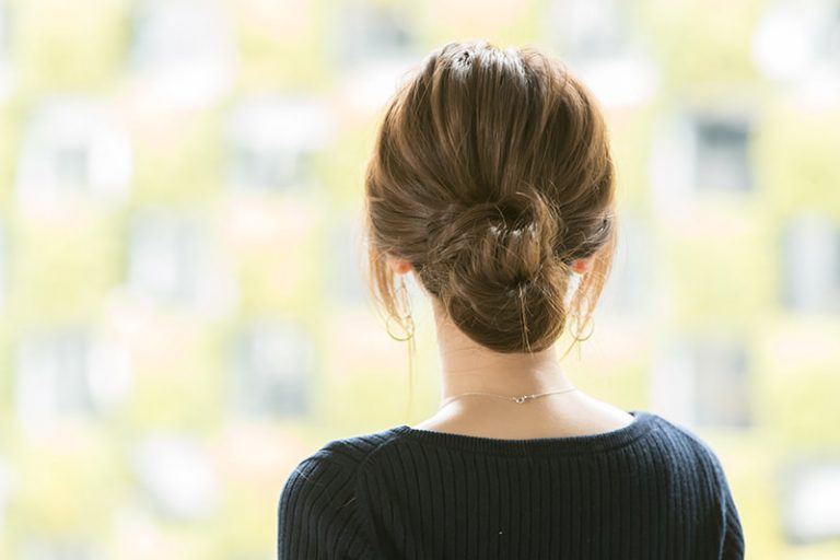 時間はかけず簡単に まとめ髪 ロングヘア特集 仕事に集中できるアップヘアから きれいめまとめ髪まで Oggi Jp Oggi Jp