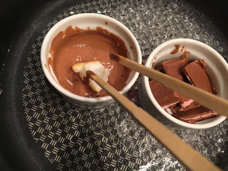 仕上げに湯煎で溶かしたチョコレートをコーティングして、冷蔵庫でチョコレートが固まるまで冷やす