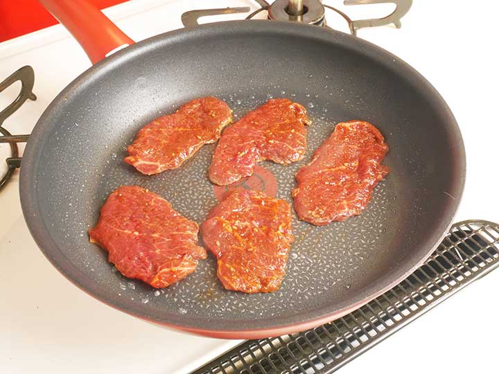 お肉をフライパンに1枚ずつ丁寧に並べ、やや強めの中火で表面を速やかに焼き固める