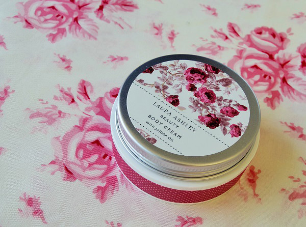 英国の老舗ブランド ローラ アシュレイのコスメ誕生 Oggi Jp Oggi Jp