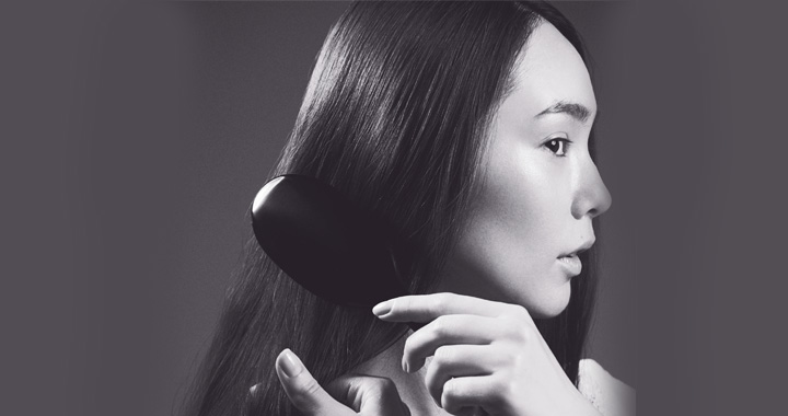 ツヤ出し効果抜群 美髪を作る ブラッシングの基本 Oggi Jp Oggi Jp