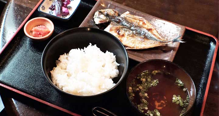 深夜に家庭料理 仕事後に 飲みの〆に 多くの人が集う三軒茶屋 深夜に家庭料理 仕事後に 飲みの〆に 多くの人が集う三軒茶屋