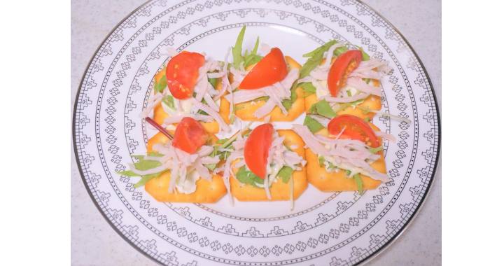 サラダチキンをおしゃれにアレンジ2分 超簡単 サラダチキンカナッペ の作り方 Oggi Jp