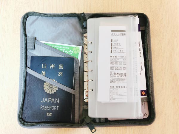 パスポートケースにパスポートや飛行機チケットなどが入っている