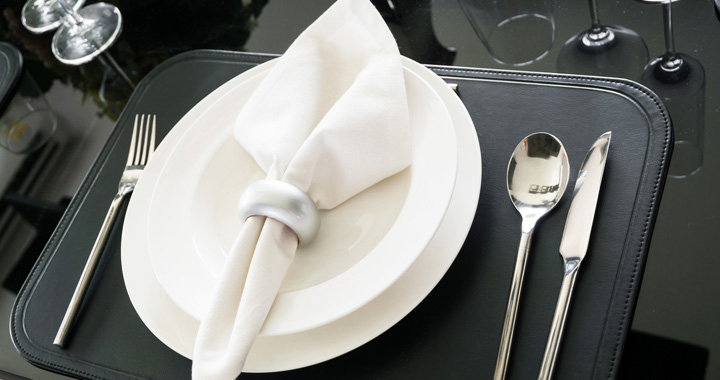 ナイフ フォーク ナプキンの置き方は 会食やデートで役立つ食事マナー Oggi Jp Oggi Jp