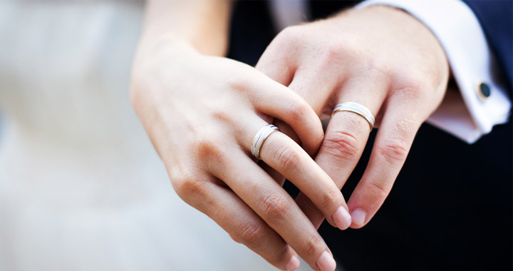 結婚指輪は左手薬指につけるとは限らない 別の指につける意味とは 指輪をなくすエピソードも Oggi Jp Oggi Jp