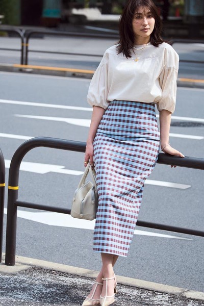 ブルーギンガムチェックタイトスカート×白ブラウス
