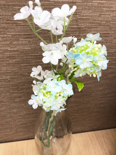 セリア・オシャレ造花　カラーパレット パステルスノーボール　かすみ草と一緒に花瓶に