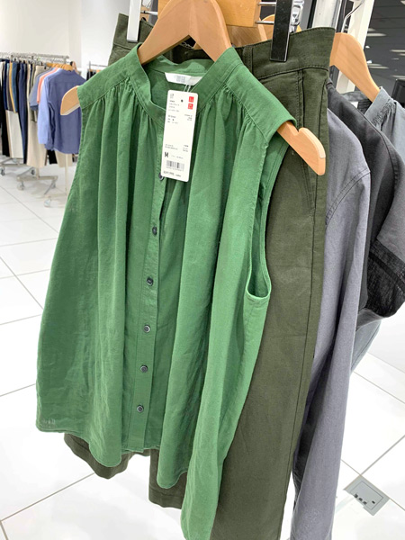 ユニクロ　リネンアイテム　グリーンのシャツ