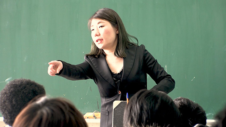 服はド派手 ヤンキー先生 の母校で北海道一自分を貫いている女性教師の素顔とは Oggi Jp Oggi Jp