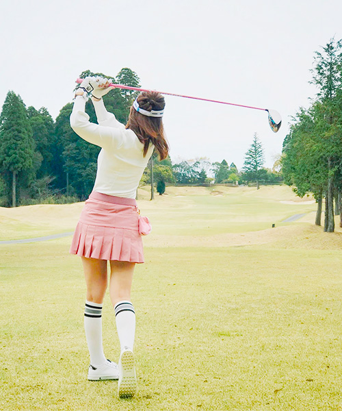 ゴルフクラブのシャフトと合わせたピンクのスカートがお気に入り