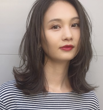 セミロングのおすすめヘアスタイル こなれアレンジ術 前髪あるなし アップなどパターン別にご紹介 Oggi Jp Oggi Jp