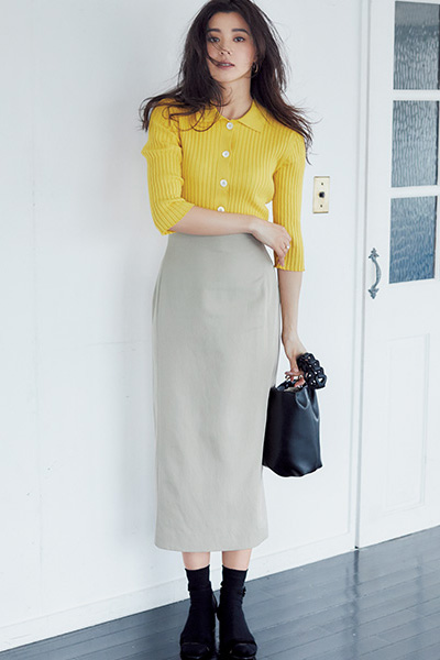 黄色ニット×ベージュタイトスカート