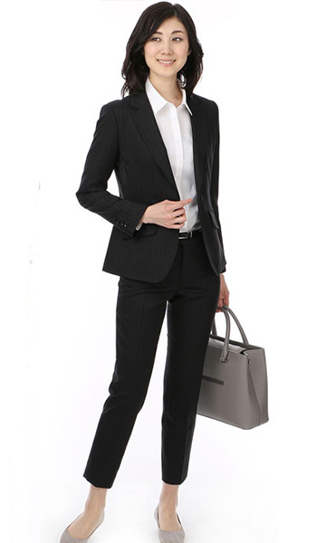 スーツの着方18選 スーツのボタンはとめる スカートとパンツスーツを女性らしく着こなすコーデ Oggi Jp Oggi Jp
