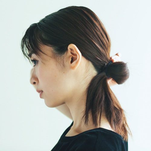 セミロングのヘアアレンジ13選 ひとつ結びやアップヘアをおしゃれに更新 黒髪がこなれて見えるヘアアレンジも Oggi Jp Oggi Jp