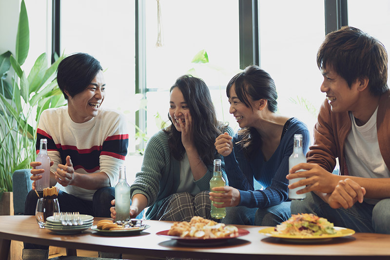 パーティをする若い男女