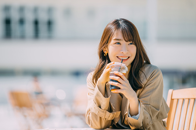 笑顔でコーヒーを飲む女性