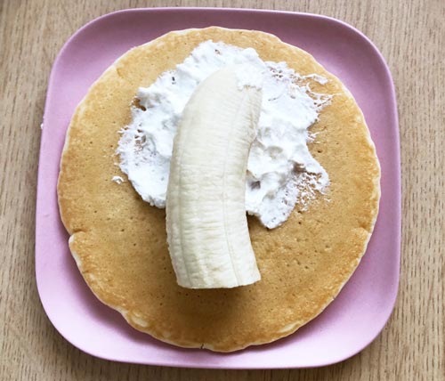マリンフード「巻けるパンケーキ」　バナナと生クリーム
