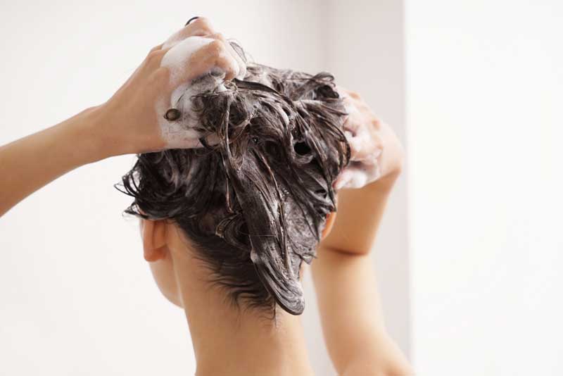 熱すぎるお湯での洗髪や過度なシャンプーはしない