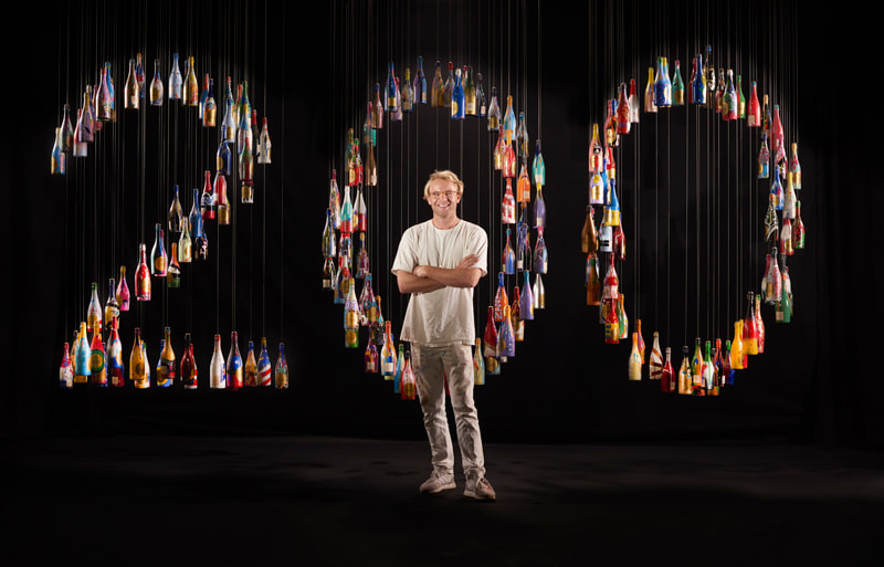 200本のシャンパンボトルをロンドンの現代美術家アレキサンダー・ホールが制作