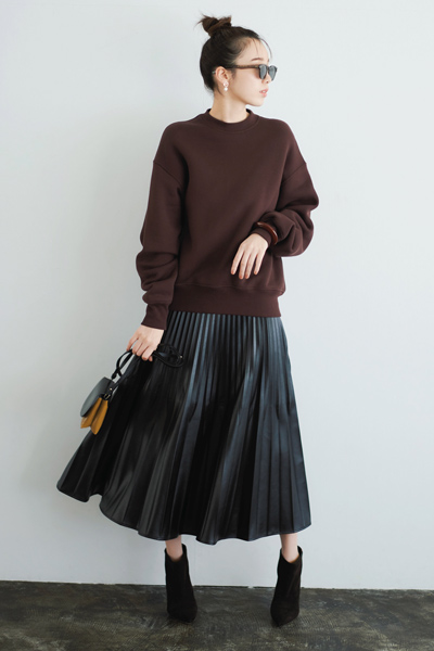 茶色セーター×エコレザープリーツスカート