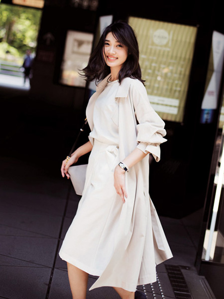 顔映りを考えたら選ぶべきは 白トップス 冬のきちんと見せに欠かせないレディースコーデ31選 Oggi Jp Oggi Jp