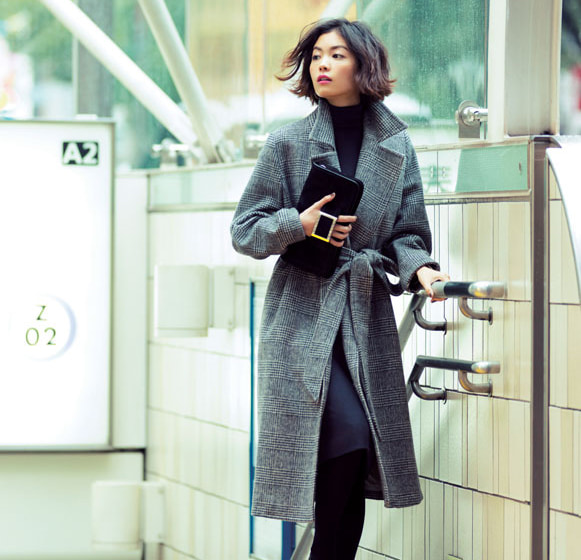 黒ニットコーデ 冬の定番レディースコーディネート28選 19 Oggi Jp Oggi Jp