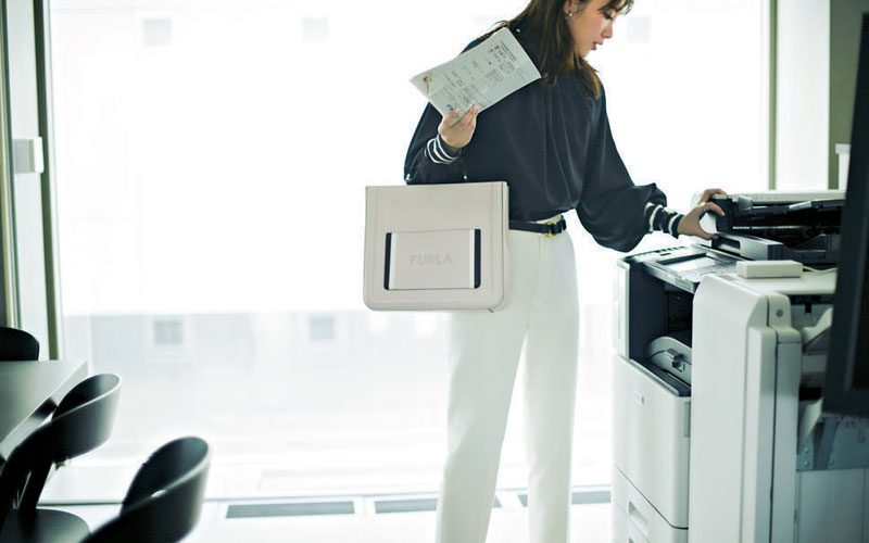 キャリアウーマン向けのおすすめコーデ集 デキる女見えする服装ほかご紹介します Oggi Jp Oggi Jp