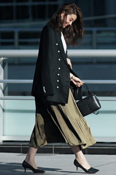 【5】黒テーラードジャケット×カーキプリーツスカート