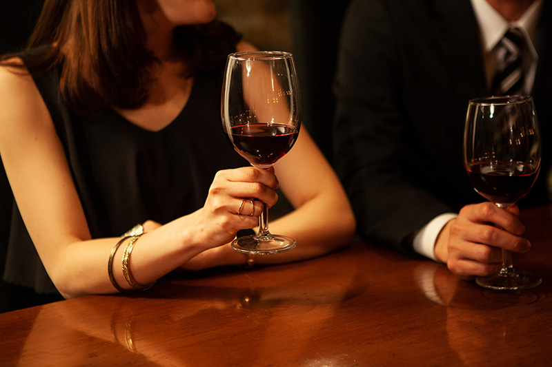 ワインを飲む女性の手元