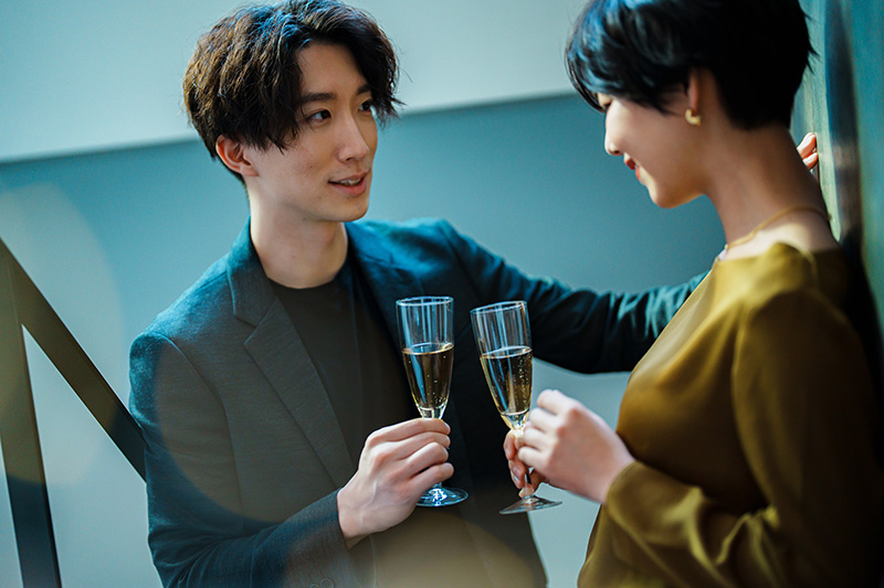 バーでお酒を飲む男女
