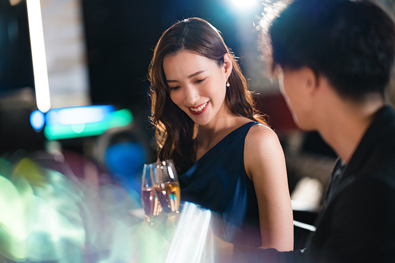 バーでお酒を飲む男女