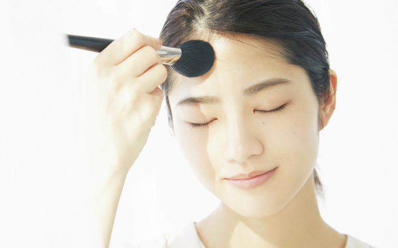 リキッドファンデの正しい塗り方をマスター おすすめリキッドファンデ パウダー11選 Oggi Jp Oggi Jp リキッドファンデの正しい塗り方をマスター おすすめリキッドファンデ パウダー11選 Oggi Jp Oggi Jp