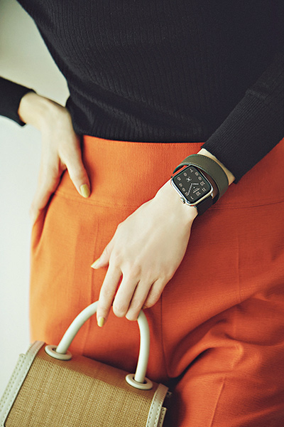 オレンジパンツ×カゴバッグ×Apple Watch Hermès