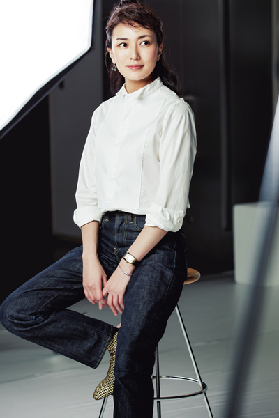 女優 モデル 板谷由夏さん から学ぶしなやかな生き方 仕事もおしゃれも楽しむ Oggi Jp