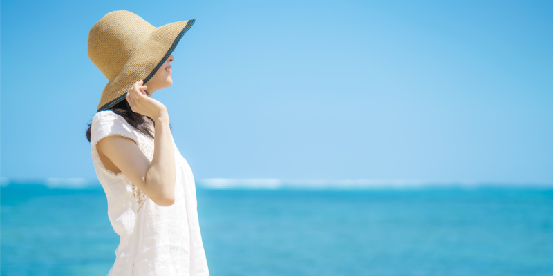海を見る女性
