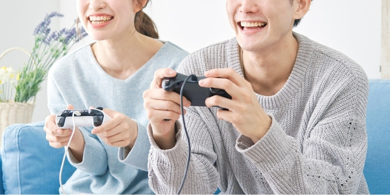 一緒にゲームをしているカップルの写真