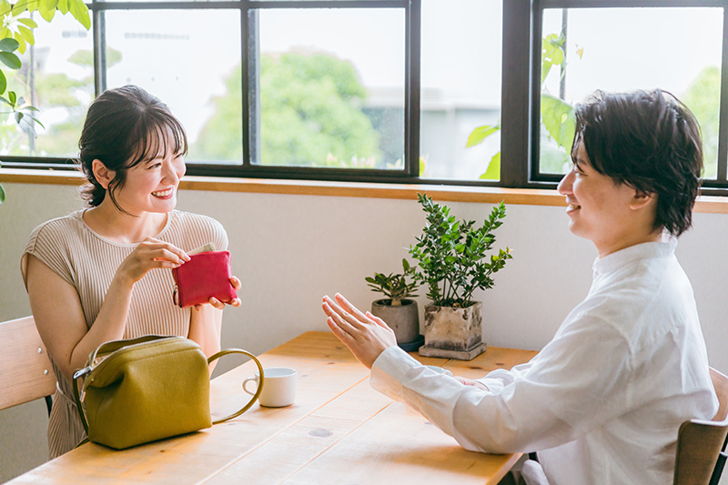 カフェ・レストラン・外食で会計時に自分の分の支払いを財布から出す女性と断る男性